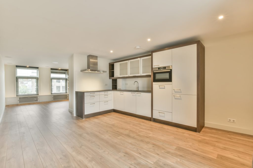 Przez 20 lat pracy nauczyliśmy się, że pewne sytuacje generują problemy częściej niż inne. Warto je znać, zanim Cię dotkną: Mieszkanie „po remoncie" w starym budownictwie. Włożyłeś 80 tysięcy w remont kawalerki na Śródmieściu. Rzeczoznawca doceni nową łazienkę i kuchnię, ale wartość rynkowa nie wzrośnie o pełne 80 tysięcy – bo stan techniczny budynku (klatka schodowa, dach, instalacja wspólna) to osobna kwestia. To najczęstsze rozczarowanie naszych klientów. Dom w budowie. Wycena dualna jest droższa i trwa dłużej. Potrzebny jest projekt budowlany, kosztorys, harmonogram – bez tego rzeczoznawca nie rozpocznie pracy. Warto to wiedzieć wcześniej, bo kompletowanie dokumentacji potrafi zająć tydzień. Nieruchomość nietypowa. Loft, dom w zabudowie historycznej, mieszkanie dwupoziomowe – im mniej porównywalnych transakcji na rynku, tym trudniejsza wycena. W takich przypadkach rozmowa z rzeczoznawcą przed zleceniem pozwala uniknąć niespodzianek. Różnica między ceną ofertową a transakcyjną. W Bydgoszczy ta różnica wynosi średnio 5-15%. Sprzedający wystawiają za 500 tysięcy, sprzedają za 440. Rzeczoznawca patrzy na ceny transakcyjne, nie ofertowe – i to właśnie dlatego wycena bywa niższa niż cena, którą widzisz w ogłoszeniu.